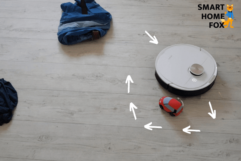 Ecovacs Deebot OZMO T8 обходит препятствие.